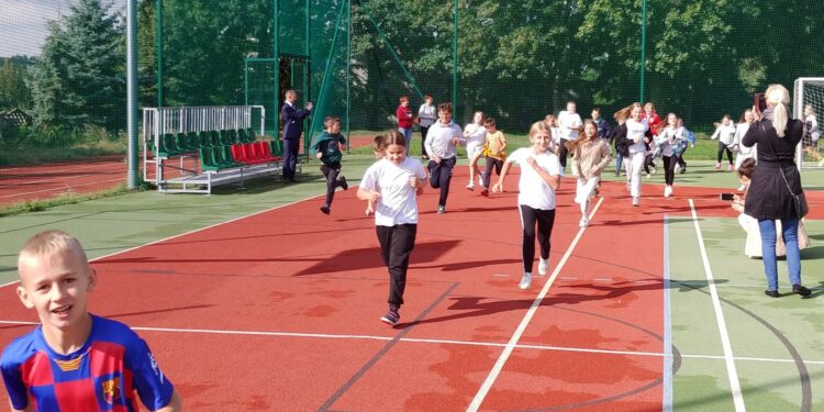 12.09.2022. Raków koło Jędrzejowa. Spotkanie Anny Krupki - wiceminister sportu i turystyki z uczniami szkoły podstawowej / Fot. Marcin Marszałek - Radio Kielce