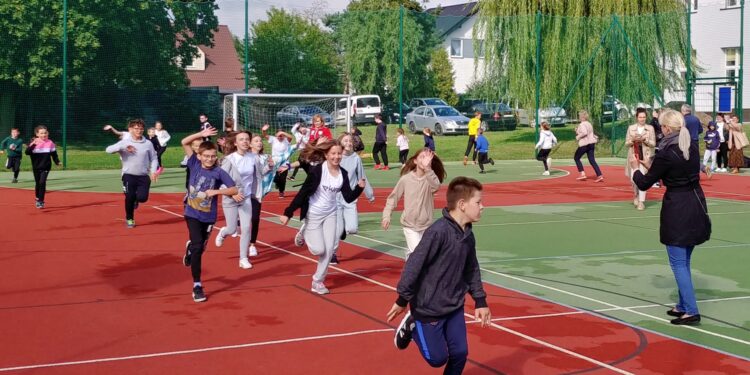 12.09.2022. Raków koło Jędrzejowa. Spotkanie Anny Krupki - wiceminister sportu i turystyki z uczniami szkoły podstawowej / Fot. Marcin Marszałek - Radio Kielce