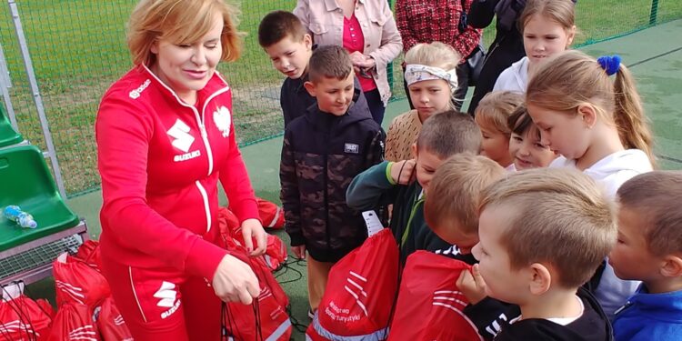 12.09.2022. Raków koło Jędrzejowa. Spotkanie Anny Krupki - wiceminister sportu i turystyki z uczniami szkoły podstawowej / Fot. Marcin Marszałek - Radio Kielce