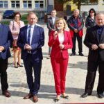 12.09.2022. Potok Wielki. Otwarcie wielofunkcyjnego boiska. Na zdjęciu (od lewej): Janusz Ziębiński - radny Jędrzejowa, Łukasz Skrzypczak - radny Jędrzejowa, Anna Krupka - wiceminister sportu i turystyki, Marcin Piszczek - burmistrz Jędrzejowa / Fot. Marcin Marszałek - Radio Kielce