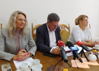 14.09.2022. Kielce. Konferencja przed sesją rady miasta. Na zdjęciu (od lewej): Joanna Winiarska - wiceprzewodnicząca rady miasta, Jarosław Karyś - przewodniczący rady miasta, Katarzyna Czech-Kruczek - Katarzyna Czech-Kruczek, wiceprzewodnicząca rady miasta / Fot. Marcin Marszałek - Radio Kielce