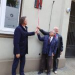 24.09.2022. Kielce. Odsłonięcie tablicy upamiętniającej Pawła Pierścińskiego. Na zdjęciu (od lewej): Grzegorz Sowiński - zastępca dyrektora Wydziału Edukacji, Kultury i Sportu w Urzędzie Miasta Kielce, Maciej Zarębski - prezes Świętokrzyskiego Towarzystwa Regionalnego i Wojciech Kołodziejczyk - kuzyn Pawła Pierścińskiego / Fot. Marcin Marszałek - Radio Kielce