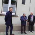 24.09.2022. Kielce. Odsłonięcie tablicy upamiętniającej Pawła Pierścińskiego. Na zdjęciu (od lewej): Grzegorz Sowiński - zastępca dyrektora Wydziału Edukacji, Kultury i Sportu w Urzędzie Miasta Kielce, Maciej Zarębski - prezes Świętokrzyskiego Towarzystwa Regionalnego i Wojciech Kołodziejczyk - kuzyn Pawła Pierścińskiego / Fot. Marcin Marszałek - Radio Kielce