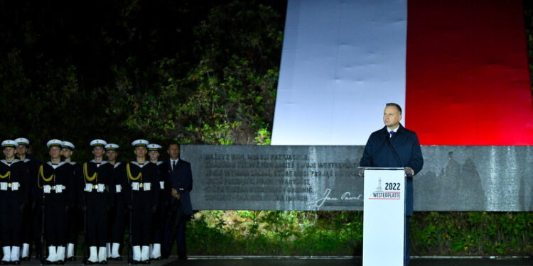 01.09.2022. Gdańsk. Prezydent Andrzej Duda podczas uroczystych obchodów 83. rocznicy wybuchu II wojny światowej przed Pomnikiem Obrońców Wybrzeża na Westerplatte w Gdańsku / Fot. Adam Warżawa - PAP