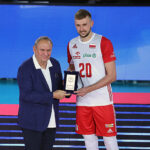 11.09.2022. Katowice. Mateusz Bieniek odbiera nagrodę dla najlepszego środkowego siatkarskich mistrzostw świata w Katowicach / Fot. PAP Łukasz Gągulski