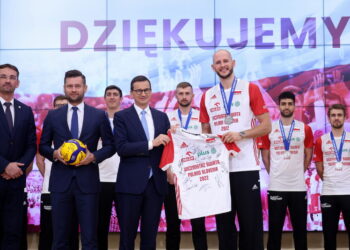 13.09.2022. Warszawa. Na zdjęciu (od lewej: Sebastian Świderski - prezes Polskiego Związku Piłki Siatkowej, Kamil Bortniczuk - minister sportu i turystyki, Mateusz Morawiecki - premier RP i Bartosz Kurek - kapitan reprezentacji Polski siatkarzy podczas spotkania premiera w KPRM z reprezentacją Polski w siatkówce / Fot. Leszek Szymański - PAP