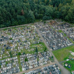 20.09.2022. Trzebinia. Zapadlisko na miejskim cmentarzu przy ulicy Jana Pawła II w Trzebini. W wyniku osunięcia się ziemi, najprawdopodobniej z powodu szkód pogórniczych, uszkodzeniu uległo ok. 50 grobów / Fot. Łukasz Gągulski - PAP