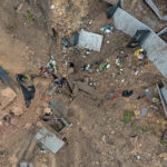 20.09.2022. Trzebinia. Zapadlisko na miejskim cmentarzu przy ulicy Jana Pawła II w Trzebini. W wyniku osunięcia się ziemi, najprawdopodobniej z powodu szkód pogórniczych, uszkodzeniu uległo ok. 50 grobów / Fot. Łukasz Gągulski - PAP