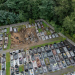 20.09.2022. Trzebinia. Zapadlisko na miejskim cmentarzu przy ulicy Jana Pawła II w Trzebini. W wyniku osunięcia się ziemi, najprawdopodobniej z powodu szkód pogórniczych, uszkodzeniu uległo ok. 50 grobów / Fot. Łukasz Gągulski - PAP