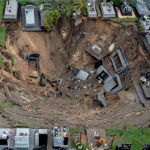 20.09.2022. Trzebinia. Zapadlisko na miejskim cmentarzu przy ulicy Jana Pawła II w Trzebini. W wyniku osunięcia się ziemi, najprawdopodobniej z powodu szkód pogórniczych, uszkodzeniu uległo ok. 50 grobów / Fot. Łukasz Gągulski - PAP