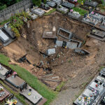 20.09.2022. Trzebinia. Zapadlisko na miejskim cmentarzu przy ulicy Jana Pawła II w Trzebini. W wyniku osunięcia się ziemi, najprawdopodobniej z powodu szkód pogórniczych, uszkodzeniu uległo ok. 50 grobów / Fot. Łukasz Gągulski - PAP