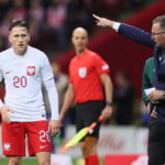 22.09.2022. Warszawa. Na zdjęciu (od prawej): trener reprezentacji Polski Czesław Michniewicz i Piotr Zieliński podczas meczu grupy A4 piłkarskiej Ligi Narodów z Holandią. Fot. Leszek Szymański - PAP