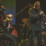 Pełne barw koncerty drugiego dnia święta jazzu w Kieleckim Centrum Kultury - Radio Kielce 24.09.22 Kielce. Memorial to Miles – Targi Kielce Jazz Festival. Na zdjęciu: Robert Kubiszyn, Anna Maria Jopek i Piotr Wojtasik / Fot. Mateusz Wolski - KCK