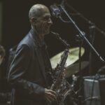 Pełne barw koncerty drugiego dnia święta jazzu w Kieleckim Centrum Kultury - Radio Kielce 24.09.22 Kielce. Memorial to Miles – Targi Kielce Jazz Festival. Na zdjęciu: Tom Bergeron - zespół Labirynt / Fot. Mateusz Wolski - KCK