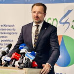 05.09.2022. Kielce. Podpisanie umowy między Wojewódzkim Funduszem Ochrony Środowiska i Gospodarki Wodnej a Narodowym Funduszem Ochrony Środowiska i Gospodarki Wodnej na realizację Programu Regionalnego Wsparcia Edukacji Ekologicznej. Na zdjęciu Sławomir Mazurek - wiceprezes Narodowego Funduszu Ochrony Środowiska i Gospodarki Wodnej. / Fot. Dorota Klusek - Radio Kielce.