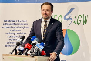 05.09.2022. Kielce. Podpisanie umowy między Wojewódzkim Funduszem Ochrony Środowiska i Gospodarki Wodnej a Narodowym Funduszem Ochrony Środowiska i Gospodarki Wodnej na realizację Programu Regionalnego Wsparcia Edukacji Ekologicznej. Na zdjęciu Sławomir Mazurek - wiceprezes Narodowego Funduszu Ochrony Środowiska i Gospodarki Wodnej. / Fot. Dorota Klusek - Radio Kielce.