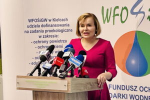 05.09.2022. Kielce. Podpisanie umowy między Wojewódzkim Funduszem Ochrony Środowiska i Gospodarki Wodnej a Narodowym Funduszem Ochrony Środowiska i Gospodarki Wodnej na realizację Programu Regionalnego Wsparcia Edukacji Ekologicznej. Na zdjęciu wiceminister Anna Krupka. / Fot. Dorota Klusek - Radio Kielce.