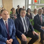 21.09.2022. Zawierzbie w gminie Samborzec. Minister edukacji i nauki Przemysław Czarnek z wizytą w szkole podstawowej. Na zdjęciu (od lewej): poseł Marek Kwitek, minister Przemysław Czarnek i Kazimierz Mądzik - świętokrzyski kurator oświaty. / Fot. Grażyna Szlęzak - Radio Kielce