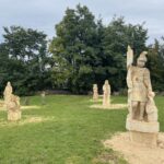 27.09.2022. Szydłowiec. Drewniane rzeźby na terenie miasta / Fot. Grażyna Szlęzak - Radio Kielce