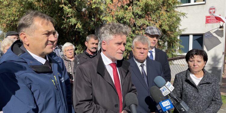 28.09.2022. Chrusty. Otwarcie drogi. Na zdjęciu (od lewej): Mirosław Gębski- starosta kielecki, Krzysztof Słoń- Senator RP, Mieczysław Gębski – wiceprzewodniczący sejmiku województwa, Wojciech Ślefarski- wójt gminy Zagnańsk, Małgorzata Popiel, radna powiatu kieleckiego / Fot. Michał Kita - Radio Kielce