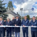 28.09.2022. Chrusty. Otwarcie drogi. Na zdjęciu (od lewej): Kamil Piasecki, wiceprzewodniczący rady powiatu, Mieczysław Gębski – wiceprzewodniczący sejmiku województwa, Wojciech Ślefarski - wójt gminy Zagnańsk, Mirosław Gębski- starosta, Cezary Majcher – członek zarządu powiatu / Fot. Michał Kita - Radio Kielce