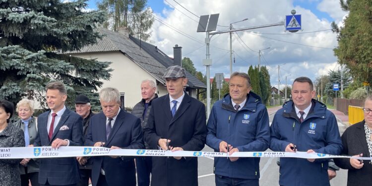 28.09.2022. Chrusty. Otwarcie drogi. Na zdjęciu (od lewej): Kamil Piasecki, wiceprzewodniczący rady powiatu, Mieczysław Gębski – wiceprzewodniczący sejmiku województwa, Wojciech Ślefarski - wójt gminy Zagnańsk, Mirosław Gębski- starosta, Cezary Majcher – członek zarządu powiatu / Fot. Michał Kita - Radio Kielce