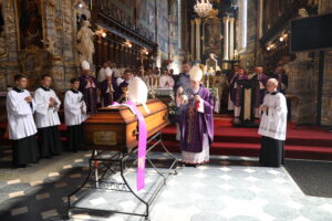 05.09.2022. Sandomierz. Pogrzeb ks. prof. Józefa Krasińskiego / Fot. ks Grzegorz Słodkowski, rzecznik diecezji sandomierskiej