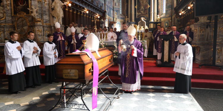 05.09.2022. Sandomierz. Pogrzeb ks. prof. Józefa Krasińskiego / Fot. ks Grzegorz Słodkowski, rzecznik diecezji sandomierskiej