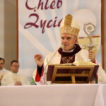 17.09.2022. Staszów. Diecezjalny zjazd młodzieży. Na zdjęciu biskup Krzysztof Nitkiewicz. / Fot. ks. Grzegorz Słodkowski - rzecznik diecezji sandomierskiej