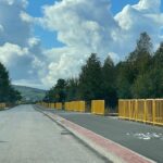 Nowa droga najeżona szykanami - Radio Kielce Droga ze Świętej Katarzyny do Ciekot / Fot. Wiktor Taszłow - Radio Kielce