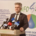 05.09.2022. Kielce. Podpisanie umowy między Wojewódzkim Funduszem Ochrony Środowiska i Gospodarki Wodnej a Narodowym Funduszem Ochrony Środowiska i Gospodarki Wodnej na realizację Programu Regionalnego Wsparcia Edukacji Ekologicznej. Na zdjęciu senator Krzysztof Słoń. / Fot. Dorota Klusek - Radio Kielce.