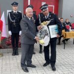 OSP Piekoszów ma już 100 lat - Radio Kielce 04.09.2022. Piekoszów. Jubileusz 100-lecia OSP Piekoszów. Na zdjęciu (od lewej): Krzysztof Lipiec - Pełnomocnik kieleckiego okręgu PiS i Józef Ząbek - prezes OSP Piekoszów / Fot. Paulina Michta - Radio Kielce