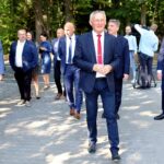 07.09.2022. Rytwiany. Otwarcie drogi powiatowej do Pustelni Złotego Lasu. Na zdjęciu (na pierwszym planie): Zbigniew Koniusz - wojewoda świętokrzyski / Fot. Jan Mazanka - Starostwo Powiatowe w Staszowie