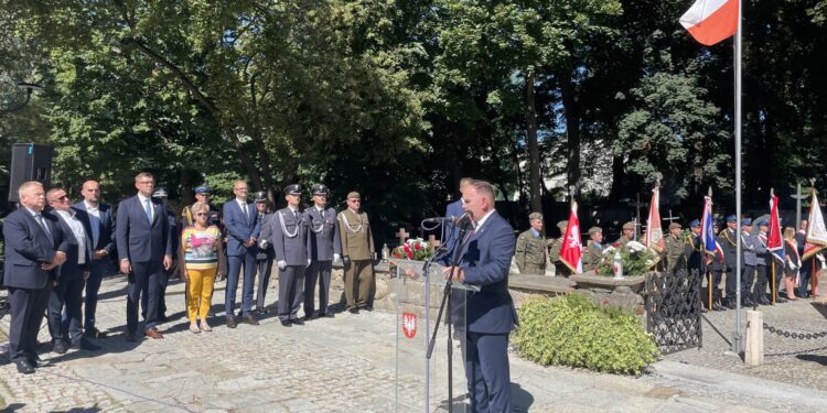 01.09.2022. Sandomierz. Obchody 83. rocznicy wybuchu II wojny światowej. Przemawia: poseł Marek Kwitek / Fot. Grażyna Szlęzak- Radio Kielce