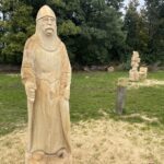 27.09.2022. Szydłowiec. Drewniane rzeźby na terenie miasta / Fot. Grażyna Szlęzak - Radio Kielce