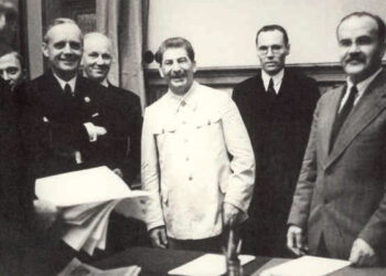 Podpisanie paktu Ribbentrop-Mołotow, Moskwa, 23 sierpnia 1939 r. / Fot. zbiory IPN