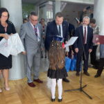 21.09.2022. Zawierzbie w gminie Samborzec. Minister edukacji i nauki Przemysław Czarnek z wizytą w szkole podstawowej. Minister Czarnek wręcza dyplom. / Fot. Grażyna Szlęzak - Radio Kielce