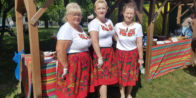Swojskie pieczywo królowało na Święcie Chleba w Tokarni. Brodowianki z Brodów radziły, jak je wypiekać - Radio Kielce