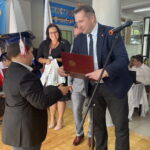 21.09.2022. Zawierzbie w gminie Samborzec. Minister edukacji i nauki Przemysław Czarnek z wizytą w szkole podstawowej. Minister Czarnek wręcza dyplom. / Fot. Grażyna Szlęzak - Radio Kielce