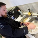 16.09.2022. Radio Kielce. Smacznego Piątku. Na zdjęciu: Patryk Szymankiewicz – szef kuchni Irish Pub Shoemaker w Kielcach / Fot. Piotr Kwaśniewski - Radio Kielce