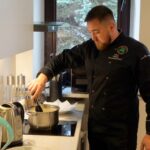 16.09.2022. Radio Kielce. Smacznego Piątku. Na zdjęciu: Patryk Szymankiewicz – szef kuchni Irish Pub Shoemaker w Kielcach / Fot. Piotr Kwaśniewski - Radio Kielce