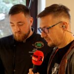 16.09.2022. Radio Kielce. Smacznego Piątku. Na zdjęciu (od lewej): Patryk Szymankiewicz – szef kuchni Irish Pub Shoemaker w Kielcach i Stanisław Blinstrub - Radio Kielce / Fot. Piotr Kwaśniewski - Radio Kielce