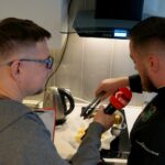 16.09.2022. Radio Kielce. Smacznego Piątku. Na zdjęciu (od lewej): Stanisław Blinstrub - Radio Kielce i Patryk Szymankiewicz – szef kuchni Irish Pub Shoemaker w Kielcach / Fot. Piotr Kwaśniewski - Radio Kielce