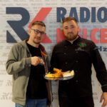 16.09.2022. Radio Kielce. Smacznego Piątku. Na zdjęciu (od lewej): Stanisław Blinstrub - Radio Kielce i Patryk Szymankiewicz – szef kuchni Irish Pub Shoemaker w Kielcach / Fot. Piotr Kwaśniewski - Radio Kielce