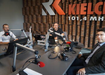 01.09.2022. Radio Kielce. Punkty Widzenia. Na zdjęciu (od lewej): Michał Góźdź - dyrektor Galerii Korona, Robert Szumielewicz - dziennikarz Radia Kielce, Marcin Stępniewski - radny Miasta Kielce. / Fot. Dionizy Krawczyński - Radio Kielce.