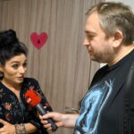 08.09.2022. Kielce. Wernisaż wystawy "Granatowe marzenia". Na zdjęciu: Ani Muradyjan - autorka wystawy w rozmowie z Danielem Lenartem z Radia Kielce / Fot. Kamil Król - Radio Kielce