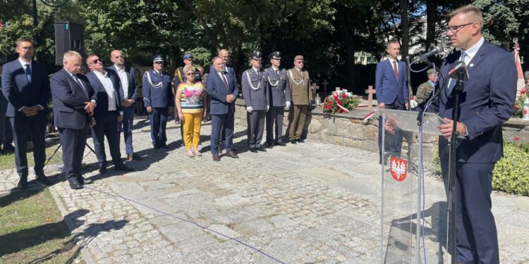 01.09.2022. Sandomierz. Obchody 83. rocznicy wybuchu II wojny światowej. Przemawia: Marcin Marzec - burmistrz Sandomierza / Fot. Grażyna Szlęzak- Radio Kielce