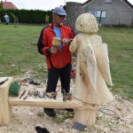 16.09.2022. Szydłów. Plener rzeźbiarski. Na zdjęciu Edmund Szpanowski. / Fot. Piotr Walczak - Urząd Miasta i Gminy Szydłów