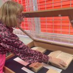 03.09.2022. Sandomierz. Zwiedzanie Miejskiej Biblioteki Publicznej w Sandomierzu. Na zdjęciu: Małgorzata Rzeszowiak - bibliotekarka / Fot. Grażyna Szlęzak