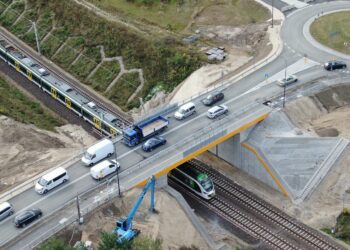 Wiadukt nad torami w Warce / Fot. PKP PLK